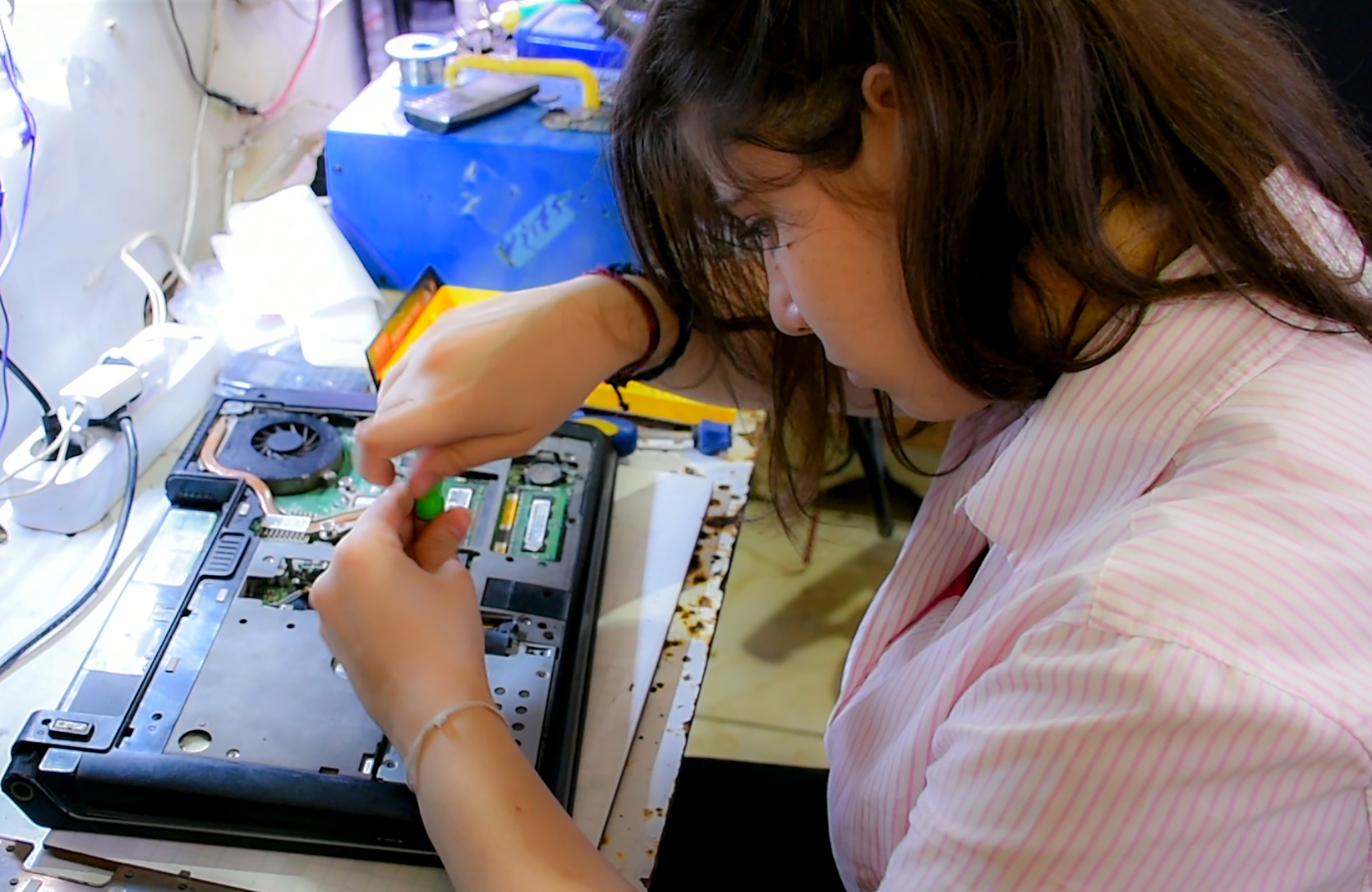 Repairing laptops | Syria Resilience Consortium